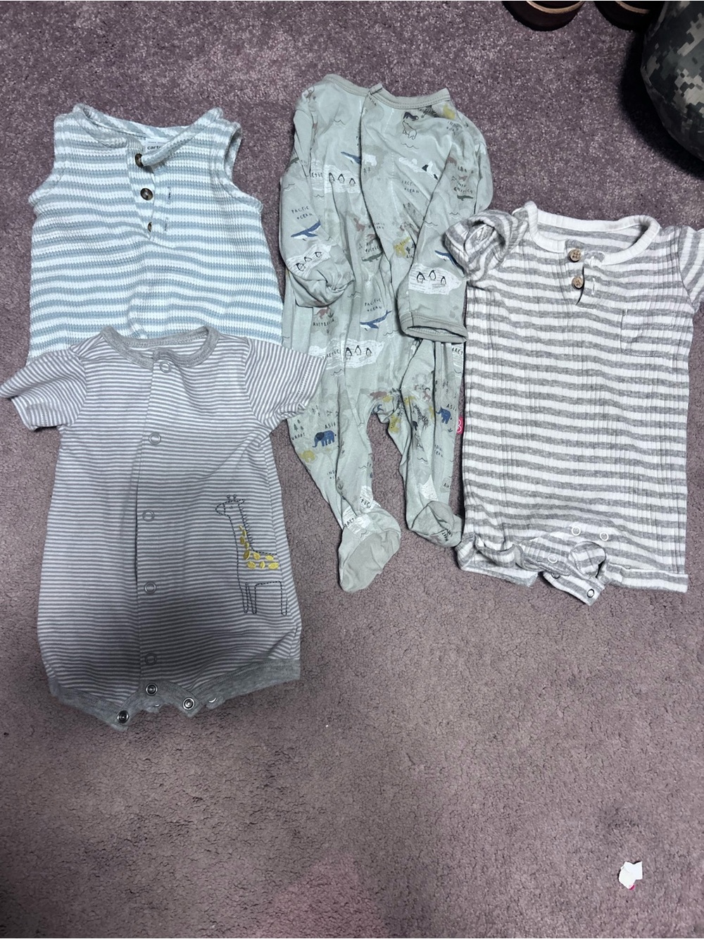Newborn clothing lot